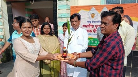 Lamps distribution among locals ahead of Deepavali in presence of Mayor Dipak Majumder at Ward No-14, Agartala. TIWN Pic Oct 18