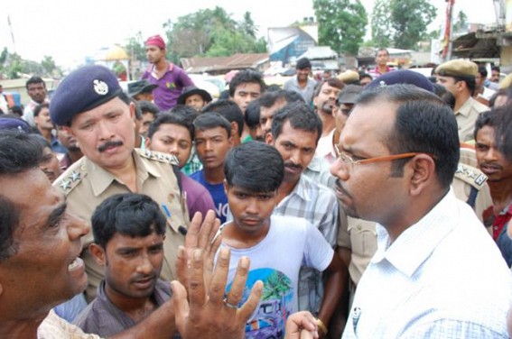 Auto-rickshaw drivers continue ruckus, blockade Nagerjala motorstand for an hour, officials intervene to bring situation under control
