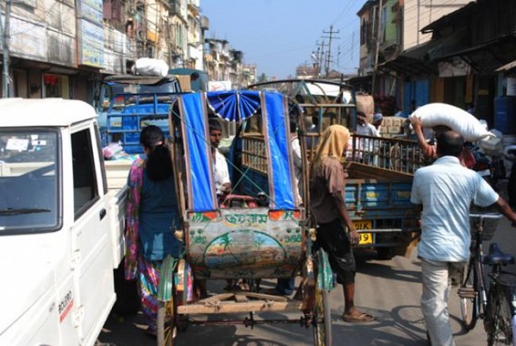 Traffic jams become intolerable at Maharajganj bazaar, concerned department acting as mute spectator: Public suffering continues