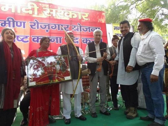 Govt is lying on MGNREGA fund allocation : Rs 386 crores allocated this year from May to Nov 2014; Average mandays works completed only 26 days, State cannot demand more funds