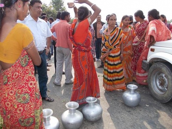 Udaipur: local people blocked Amarpur-Udaipur Road demanding water, electricity and Anganwadi Centre
