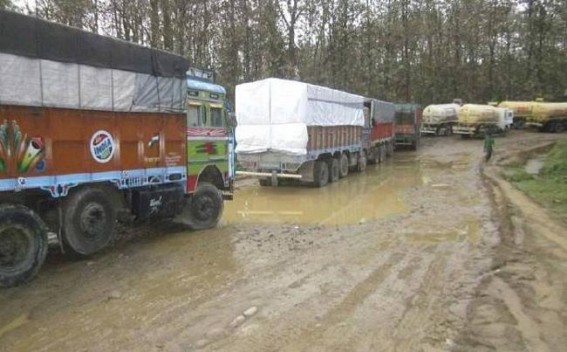 Deplorable condition of NH-44 worsens due to extensive rain: More than 8000 vehicles trapped  
