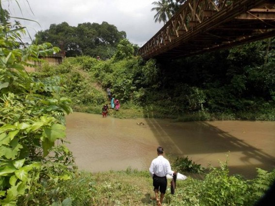 Manikâ€™s Golden Tripura : PWD(R&B) Dept. start sudden dismantling of Kamalpur bridge in monsoon season without notice; Transportation halted in Kamalpur-Ambassa road 