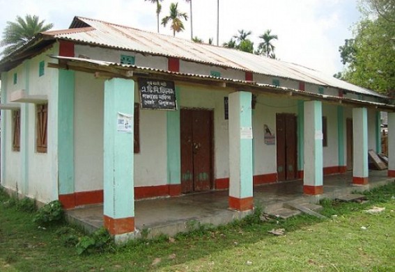 Manik's Tripura : 700 MGNREGA workers deprived from their wages: Bank officials are not releasing wages claims BDO, workers lock BDO office