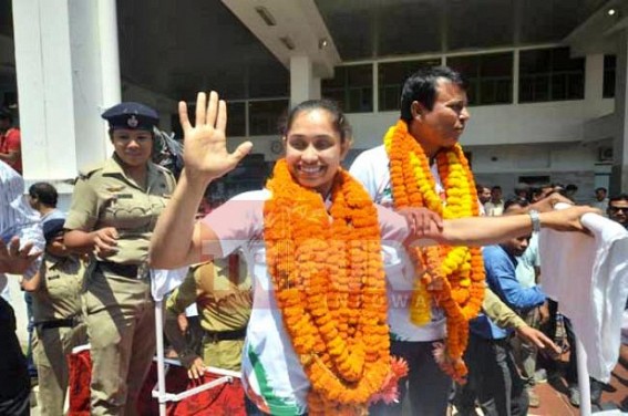 Dipa Karmakar got a rousing popular reception in hometown Agartala on Monday...but little else !!! Telengana Govt awards Rs 50 lakhs but Manik Sarkar's Tripura yet to dole out any cash rewards