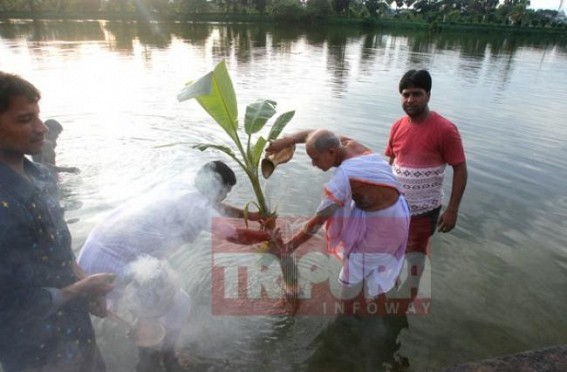 3 day long Hindu-festival begins with 'Nabapatrika snan-o-sthapan' ritual