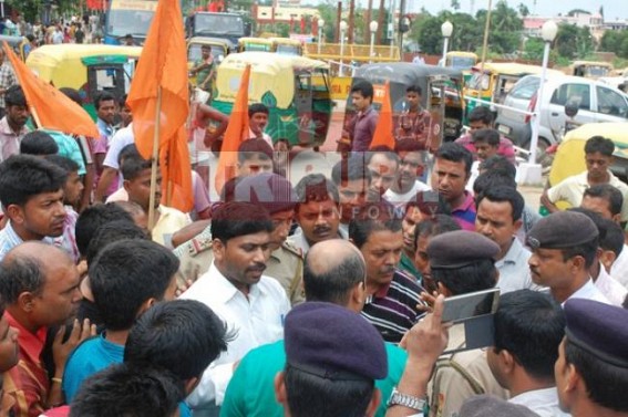 Auto drivers alleges harassment by the traffic police, staged road blockade, traffic movement turned paralysed for more than hour