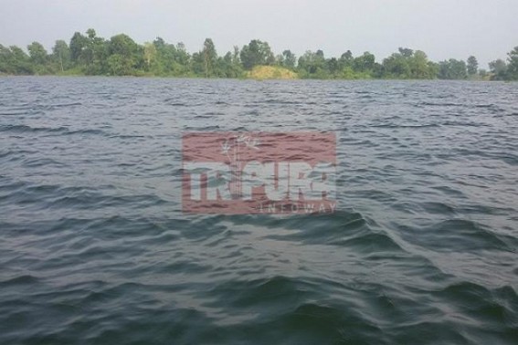 Tension prevails with the flood warning at Dumoor lake area : Poor maintenance since 14 years irks resentment among the locals 