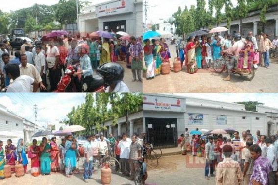 LPG Black marketing hits Tripuraâ€™s Festive Season : Agitated Public blocked road at North gate, mass protest against lameduck State Govt amidst chanting 'Stop Harassing Common Men !â€™