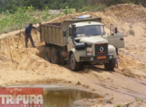 Sand mining yet continues at the banks of Howrah River 