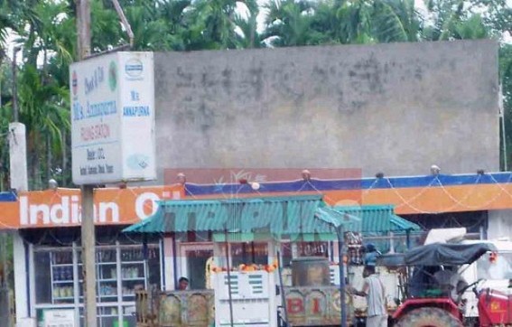 Filling Station refused the currency notes of 500 & 1000 denominations: PM's declaration ineffective