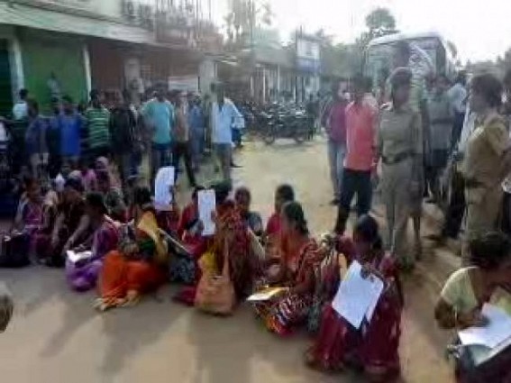 Angawadi workers block NH demanding jobs under 13000 posts