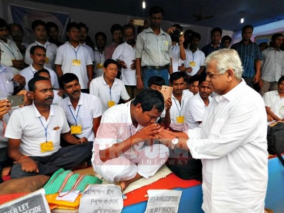 SSA teachers withdraw hunger strike on Day-7 after Governor assures justice 