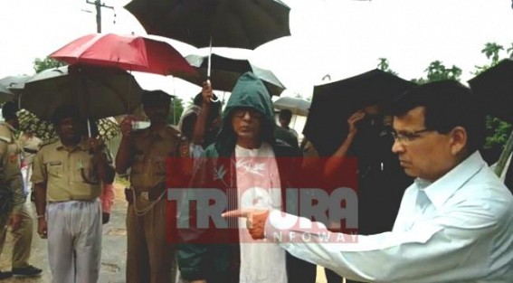 Chief Minister  finally visits flood affected areas with full protection from â€˜Pneumoniaâ€™ : raingear covered Manik's delayed visit irks public 