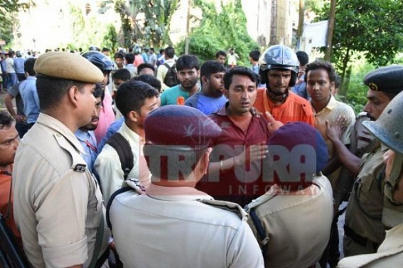 Clash among ABVP / SFI at MBB College 