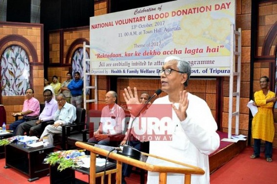 CM demands Swami Vivekanda's photos in each benches of school students 