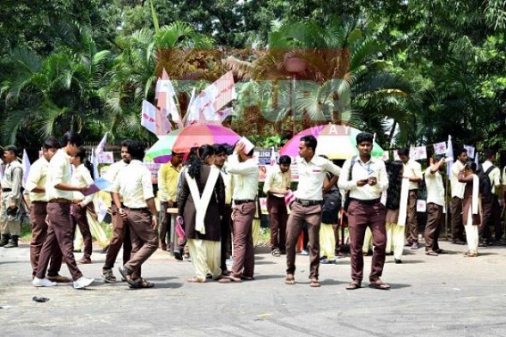 Melarmath drives SFI students in Empty stomachs : ABVP  turns SFI jealous with delicious lunch 