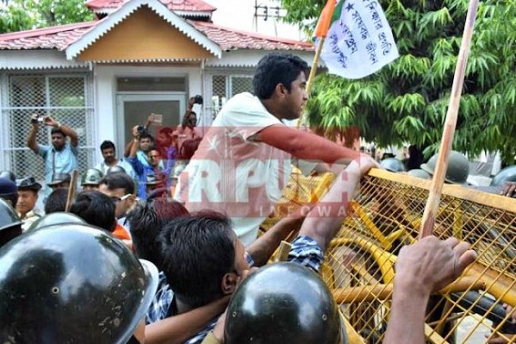 Massive protest infront of CMâ€™s residence demanding proper investigation in Anuara murder case 