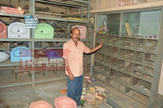 Shop looted, shop-keeper alleges policeâ€™s nexus with thieves