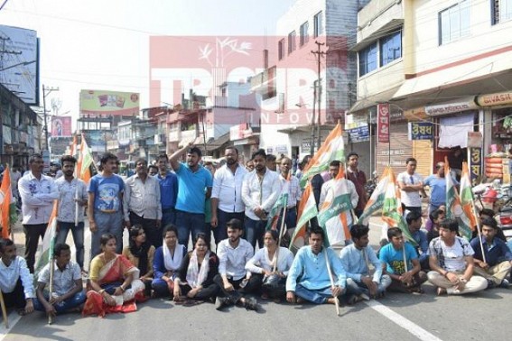 Congress blocks road demanding arrest of 'womanizer' Mandal President of CM's constituency 