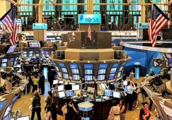 US dollar falls amid downbeat data, lower expectation on Fed rate hikes