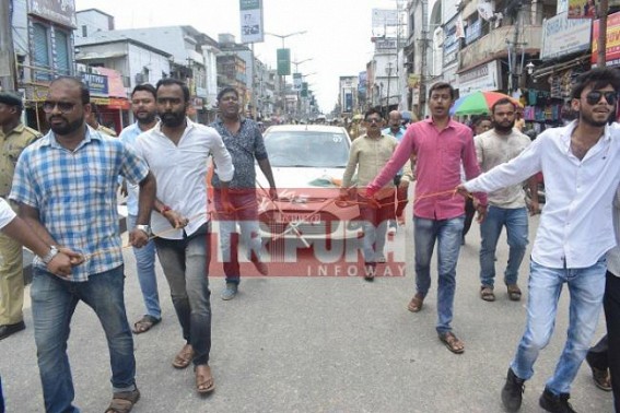 Fuel Price : Congress pulls cars, bikes with ropes in Agartala 