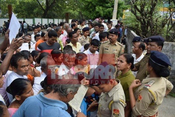 Circuit House road crowded as CM sits in Janata Durbar