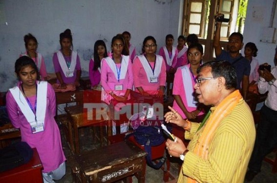 Minister turns red after College Students failed (?) to utter CM's name 