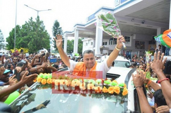â€˜Sunil Deodhar Ji agey barho, Haam tumhare saath Haiâ€™, Deodharâ€™s followers raise slogan