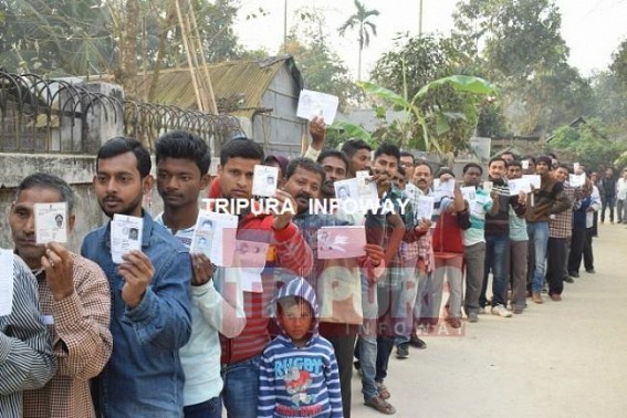 Minor technical problems in EVMs delay voting in few polling centres