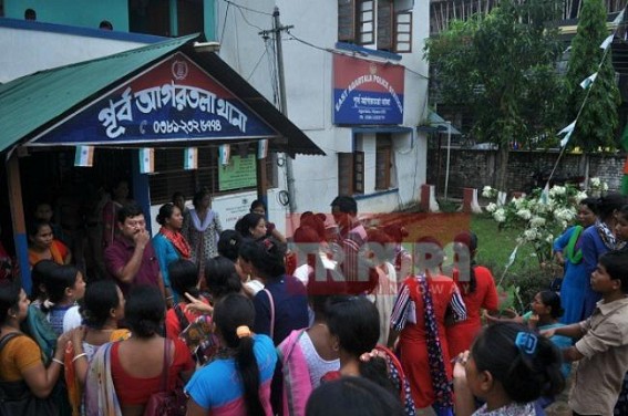 Cheated women gherao Police Station over 'Fake-Job promises' by a group of frauds 