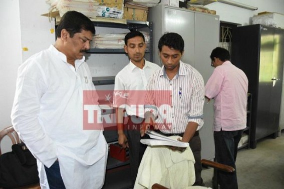 Unhappy face of Minister after visiting DDRC office 