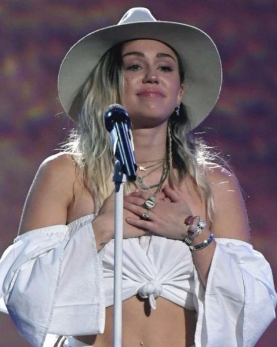 Cyrus supports Grande for not attending Grammys
