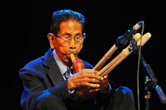 Tripura Govt handed-over Rs. 1.5 lakh financial assistance to Padma Shri Thanga Darlong