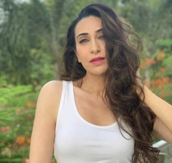 Karisma shares throwback video of parents 'romancing in rain'