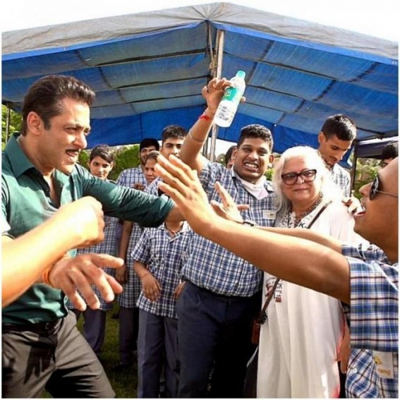 Salman, Sonakshi spend time with kids on 'Dabangg 3' set