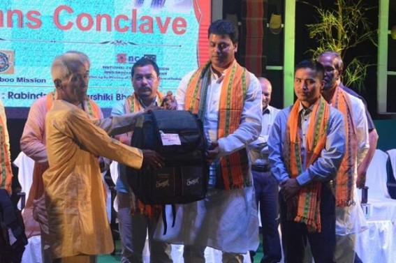 Wide-ranging discussions on Bamboo industrialization held by CM, met investors, artisans 