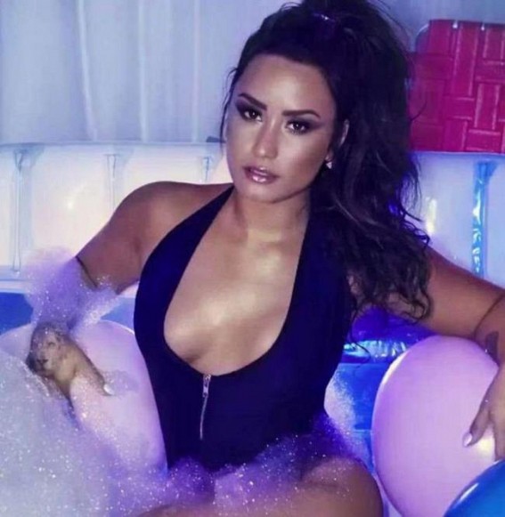 Demi Lovato gets 'survivor' neck tattoo