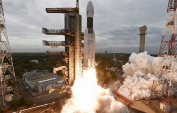 Mamata smells a rat in playing up of Chandrayaan-2