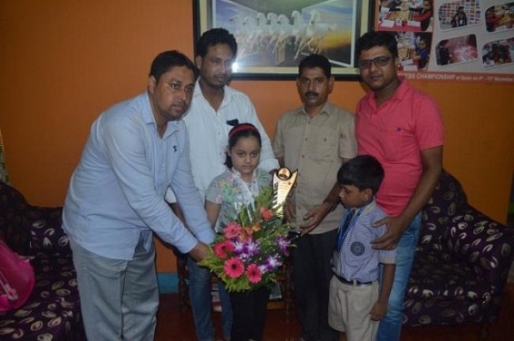DYFI felicitated chess star Arshiya