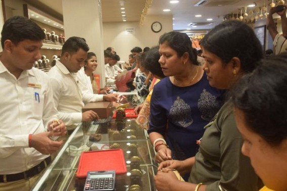 Rush of buyers at Jewellery Shops on the eve of Akshay Tritiya