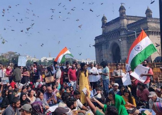 Cops shunt protestors from Gateway to Azad Maidan