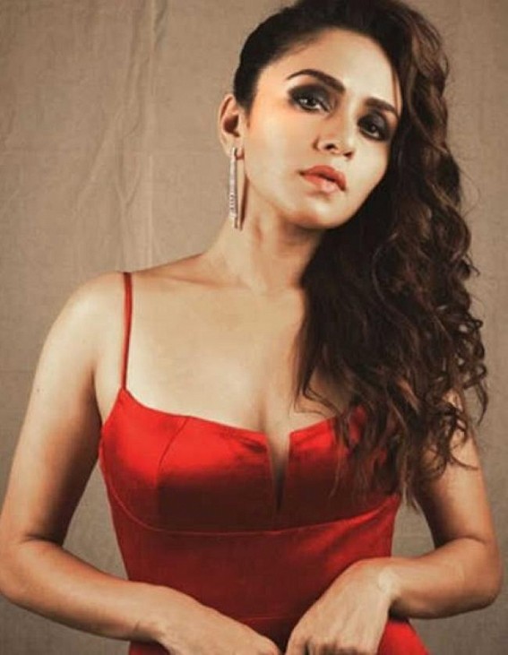 Amruta Khanvilkar rocks in all denim look