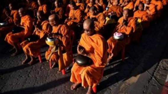 Buddhist monks lead prayer vigils for Thai mall victims