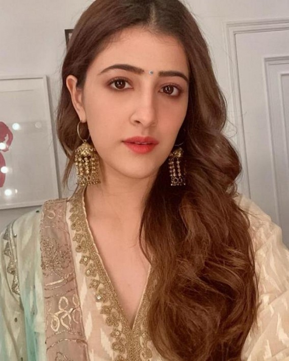 Nupur Sanon visits Mumbai's Siddhivinayak Temple with mom