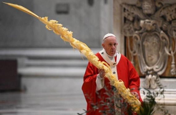 Pope Francis urges people not to 'yield to fear'
