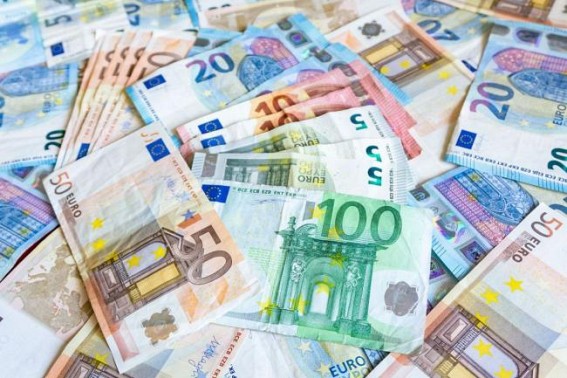 US dollar edges down as traders weigh coronavirus impact