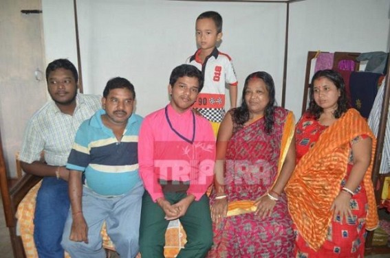 Vegetable seller's son, student of Netaji Subash Vidyaniketan topped in TBSE Madhyamik ! 'Want to become an Engineer', said Topper