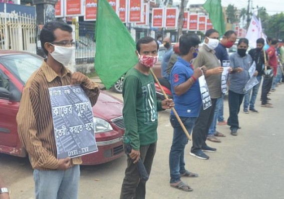 DYFI-TYF staged protest on Central Government's decision of privatizing Railways 