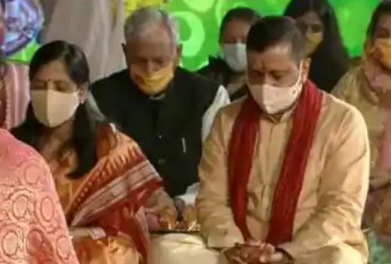 Kejriwal performs Diwali puja at Akshardham